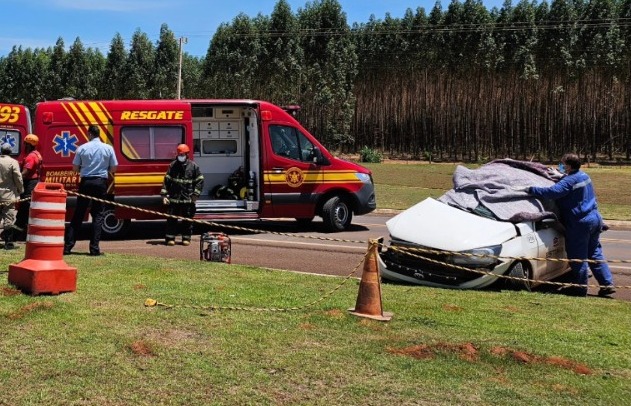 Jovem morre após colisão entre carro e carreta na 262, próximo a obra da Suzano em Ribas